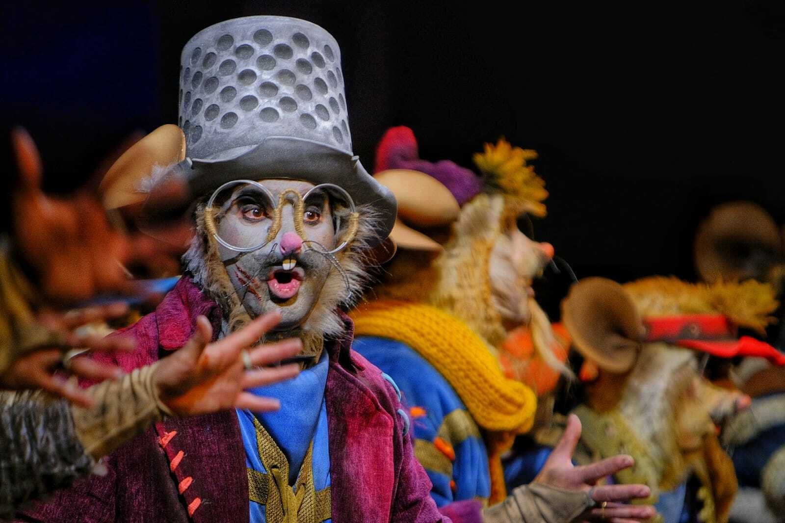 Ángel Subiela, con el tipo de la comparsa 'Los listos'.