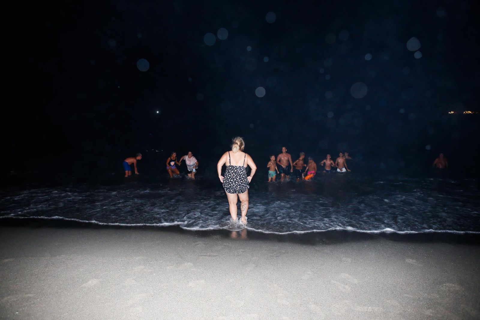 Bañistas durante la noche de San Juan en las playas de La Línea.