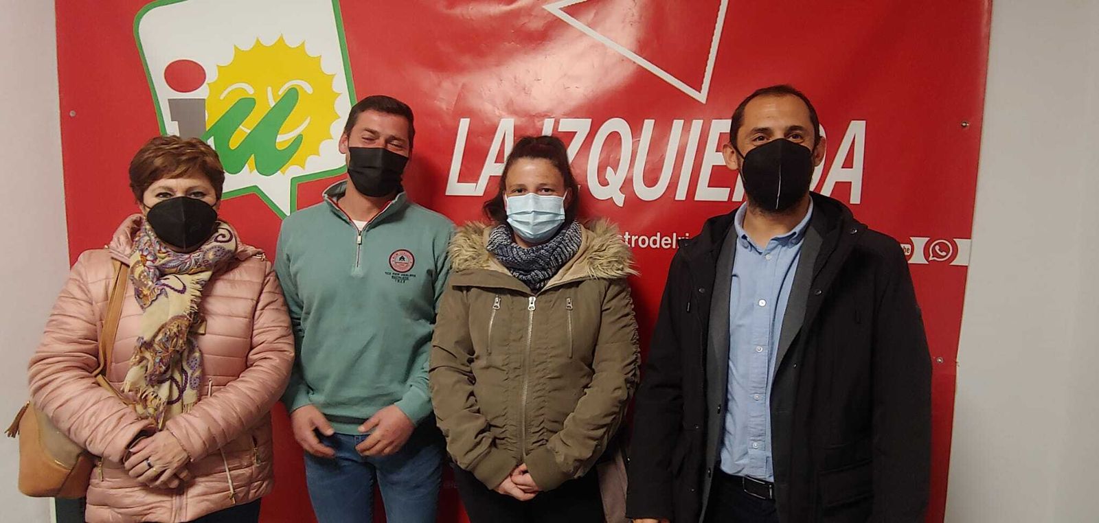 Patricia Vera, en el centro, con representantes de IU.