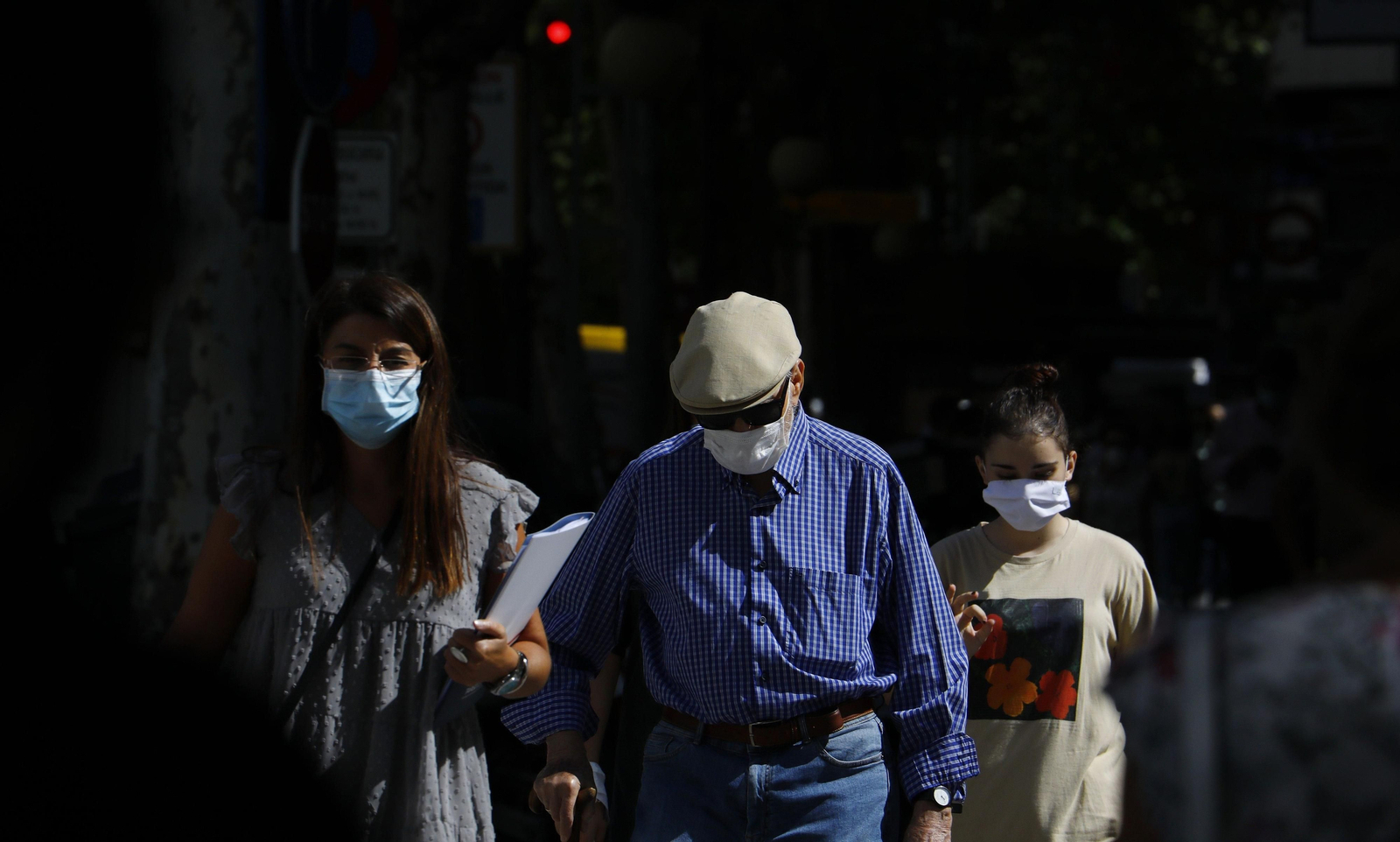 Varias personas con mascarilla pasean por Córdoba.