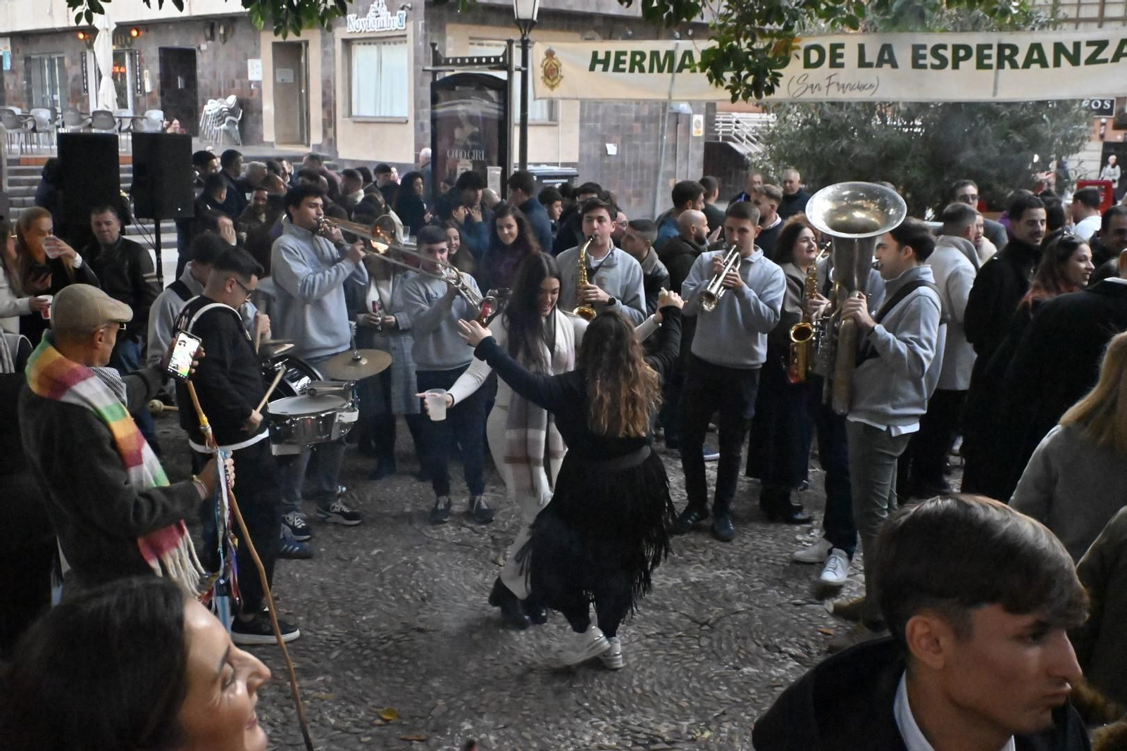 Las imágenes de la Zambomba de la Hermandad de la Esperanza en la Plaza Niña