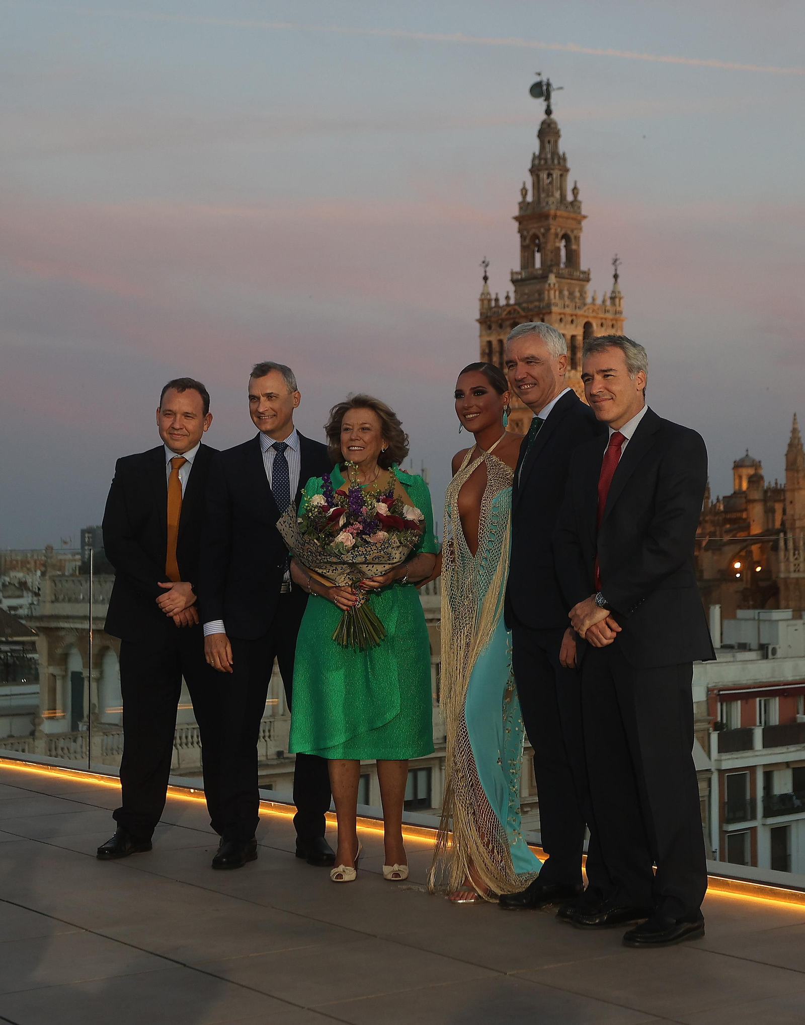 Toda la familia Foronda posa después de finalizar el desfile por el centenario de la casa de bordados. Toda la familia Foronda posa después de finalizar el desfile por el centenario de la casa de bordados.