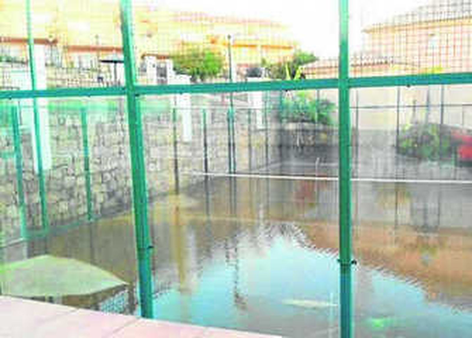 La rotura de una tubería anega viviendas y garajes y afecta al suministro de agua