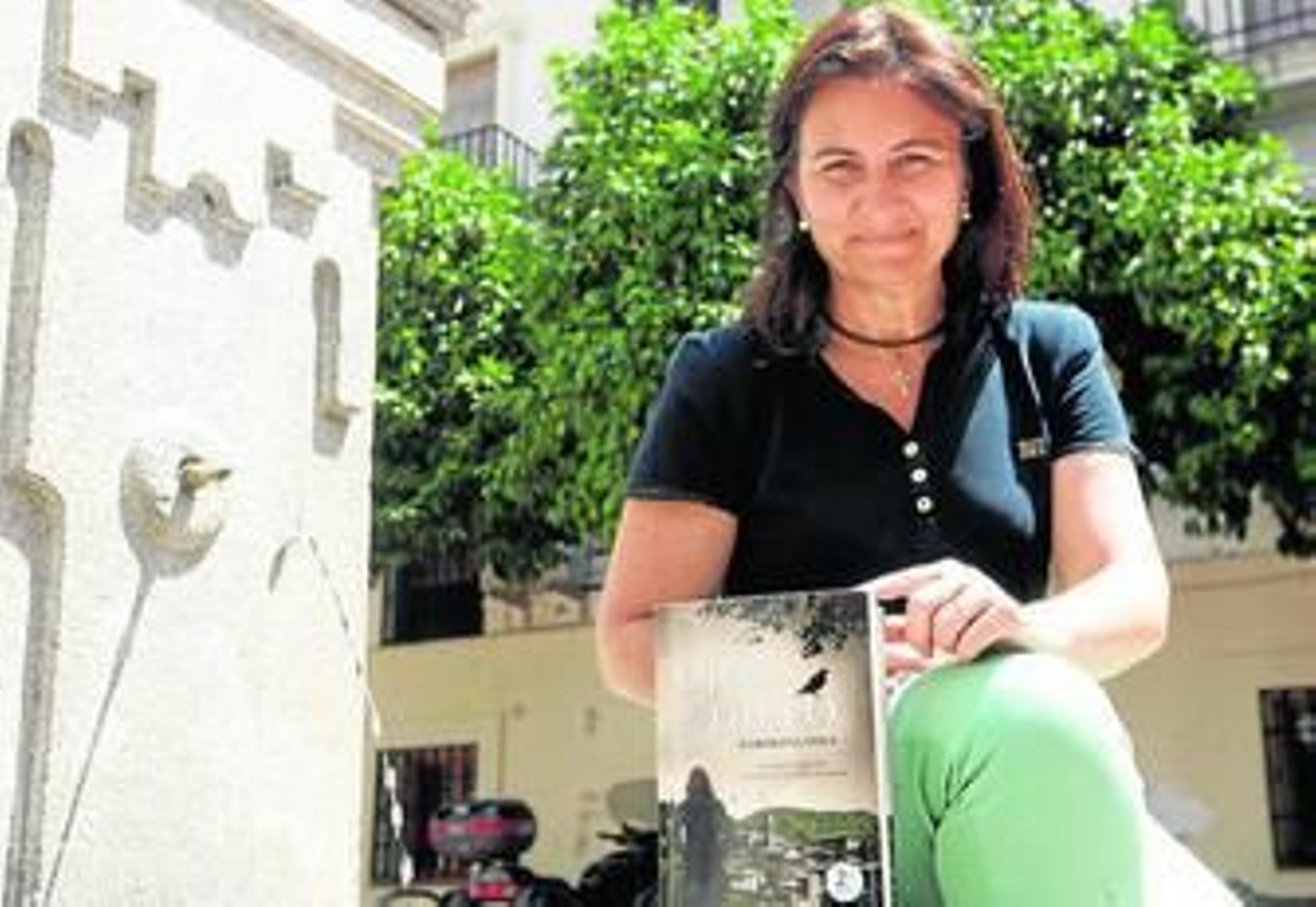 La escritora Carolina Solé posa con su primera novela, 'Ojos de hielo'.