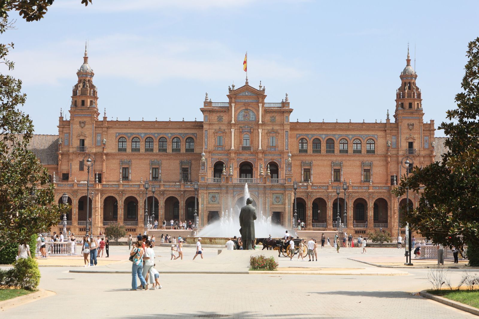 Vista frontal de la Plaza de España, con el monumento de homenaje a Aníbal González.