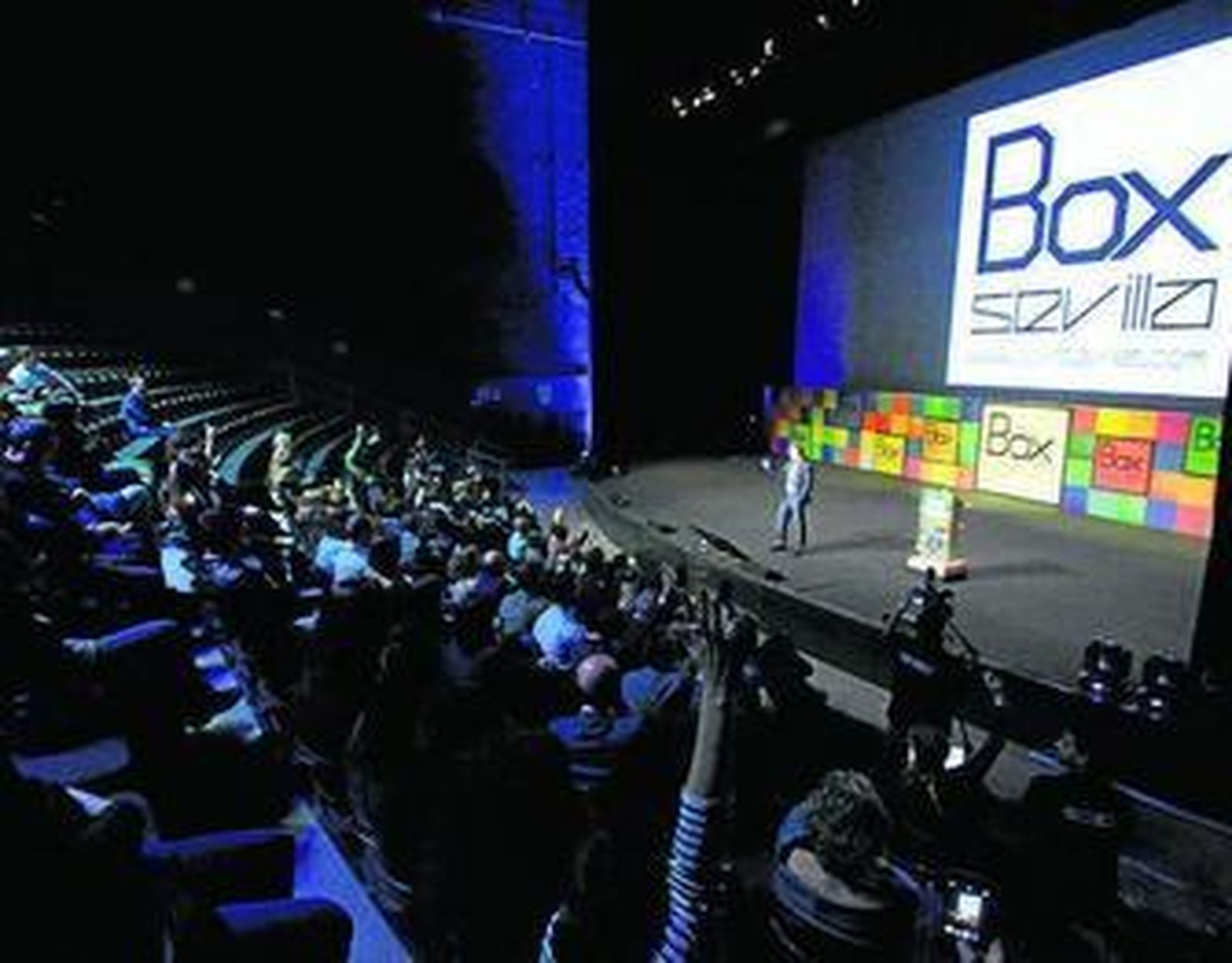 Dario Regattieri se dirige al público en el auditorio del pabellón de Canadá.