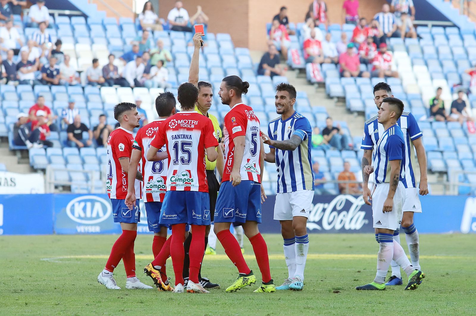El árbitro le muestra la roja a Mario Gómez (dorsal 5) durante el Recre-Don Benito.