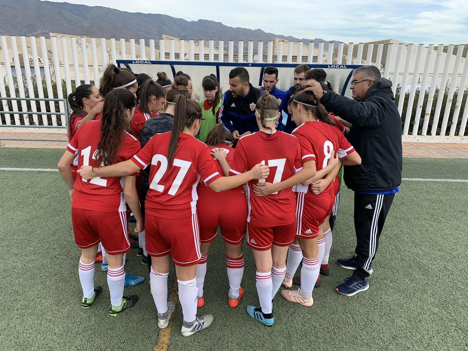 Las rojiblancas hacen piña alrededor de su técnico antes del partido del pasado domingo. Las rojiblancas hacen piña alrededor de su técnico antes del partido del pasado domingo.
