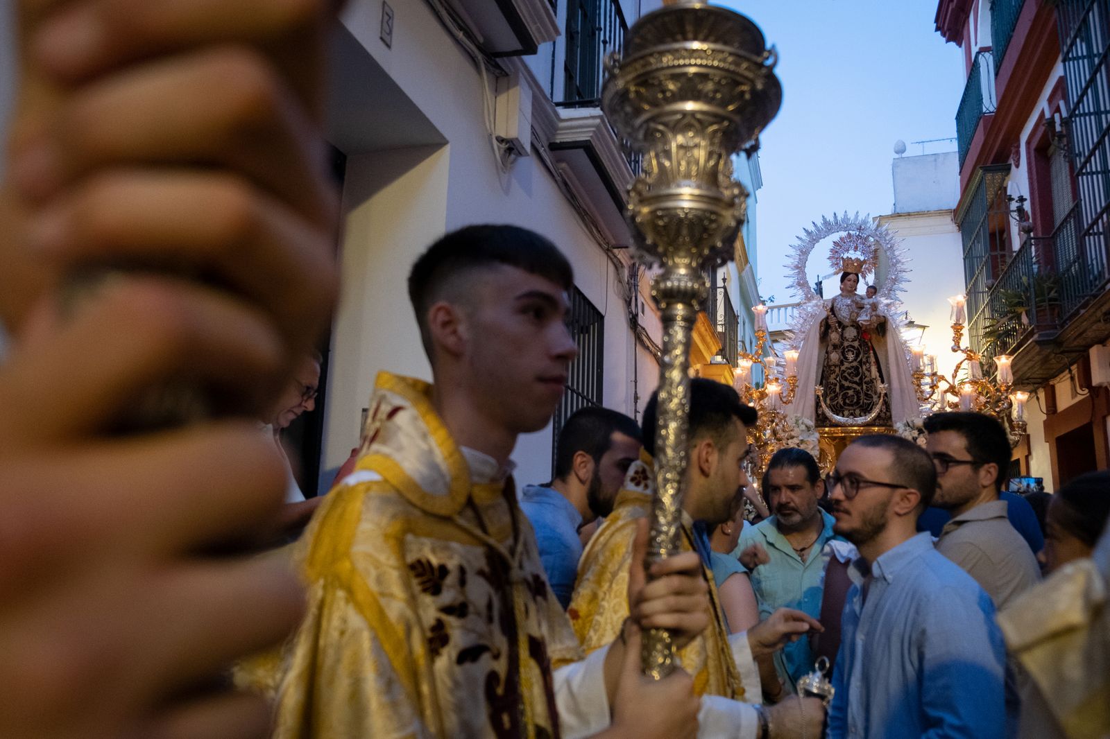 El cuerpo de acólitos antecede a la Virgen del Carmen, de San Gil, en su procesión del sábado pasado.