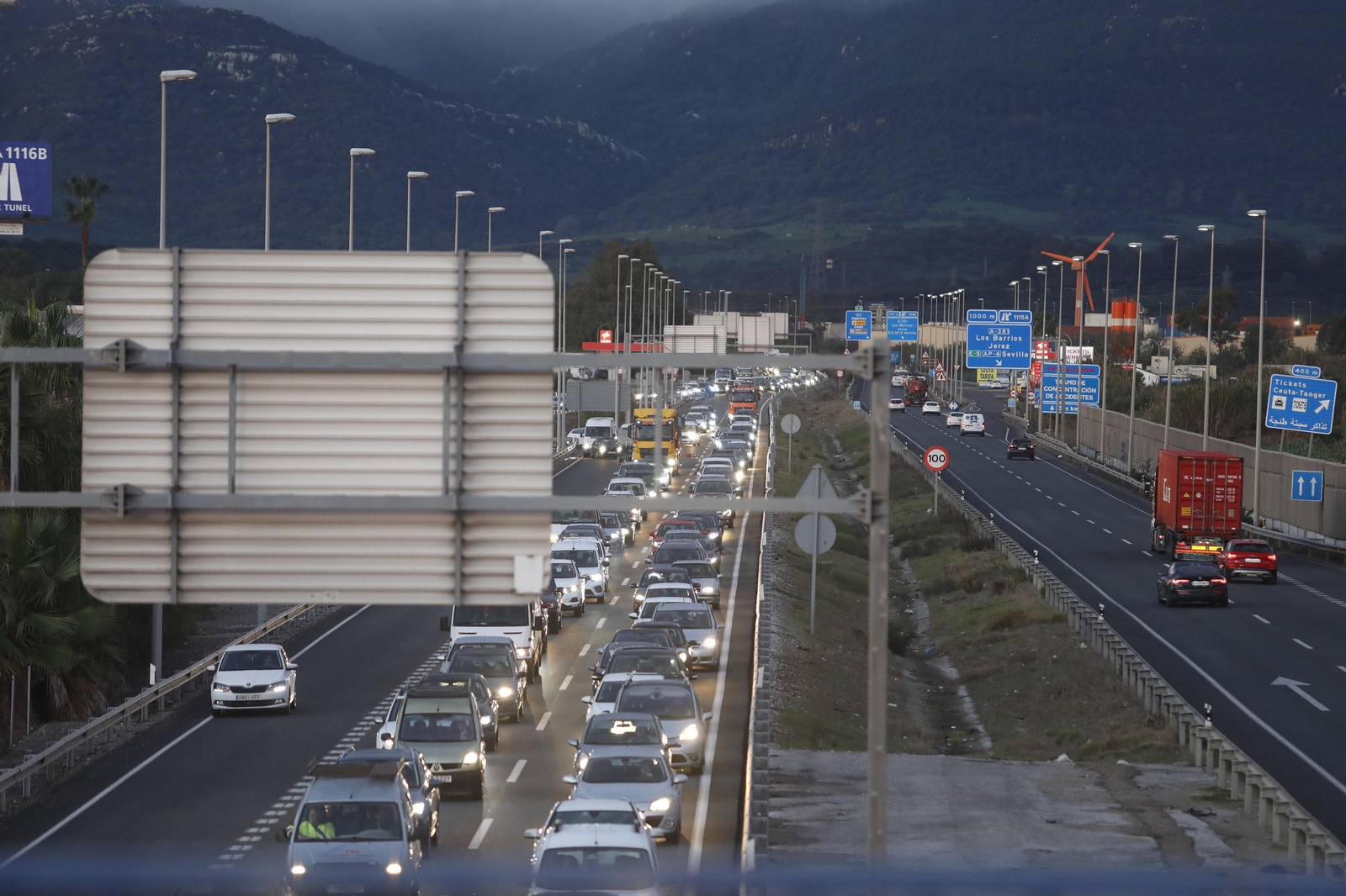 Imágenes del corte de la A7 por los trabajadores de Acerinox en huelga