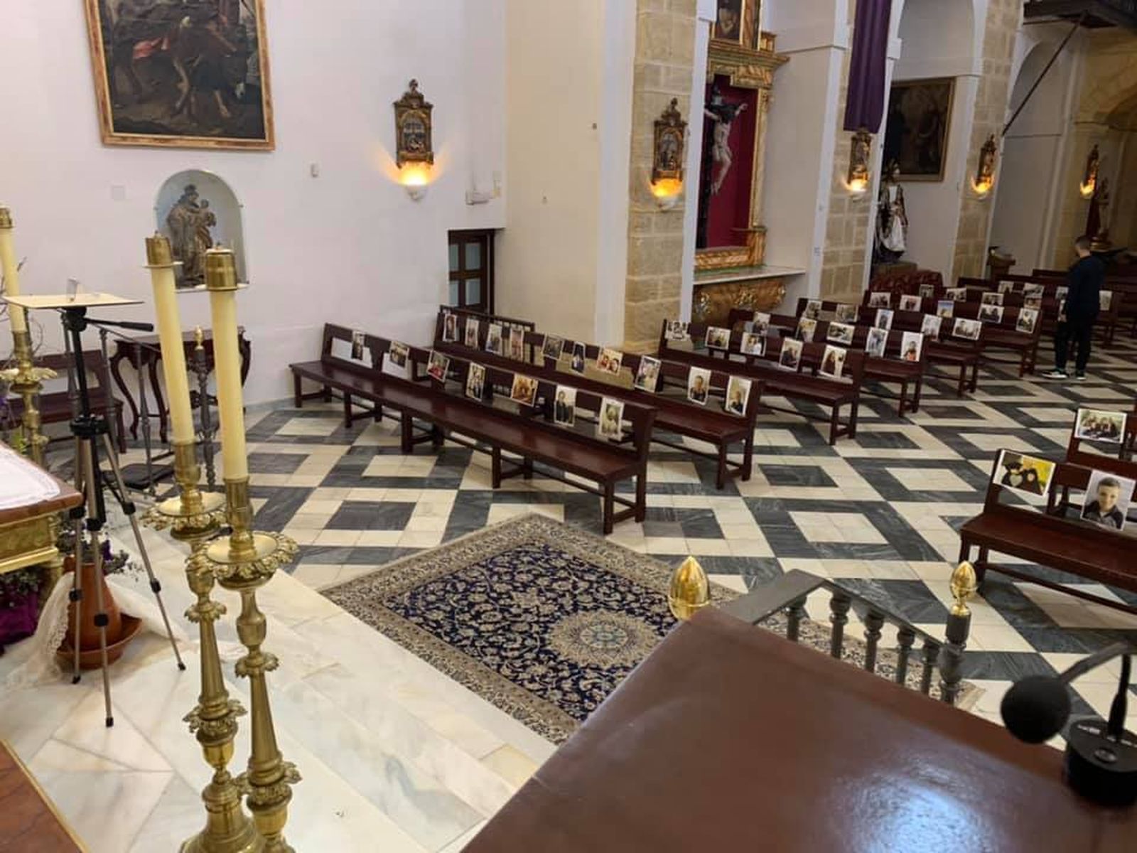 La treintena de bancos de la parroquia de Santa Catalina albergan unas 150 fotografías de los feligreses.