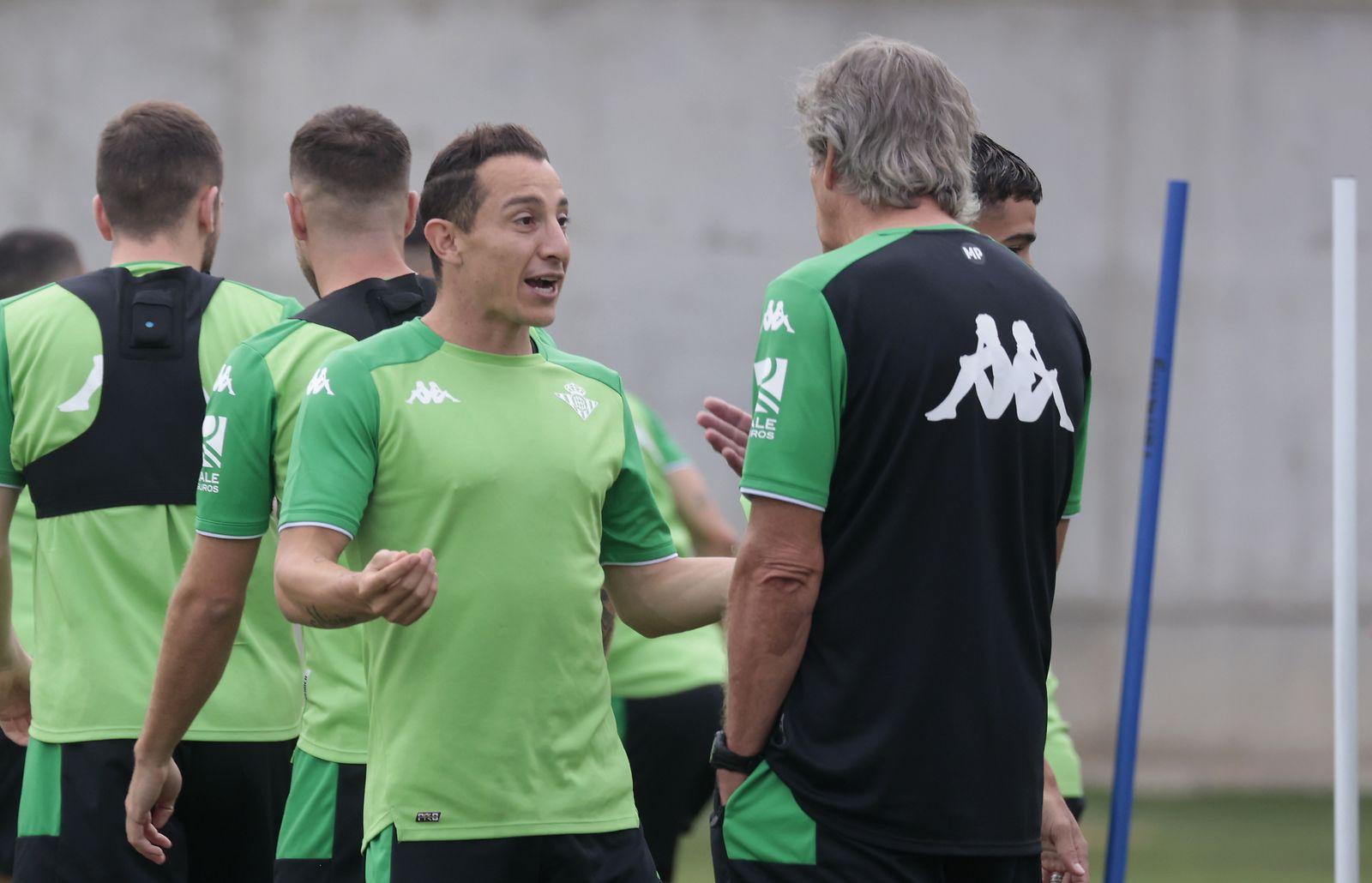 Guardado dialoga con Pellegrini en el entrenamiento del martes.