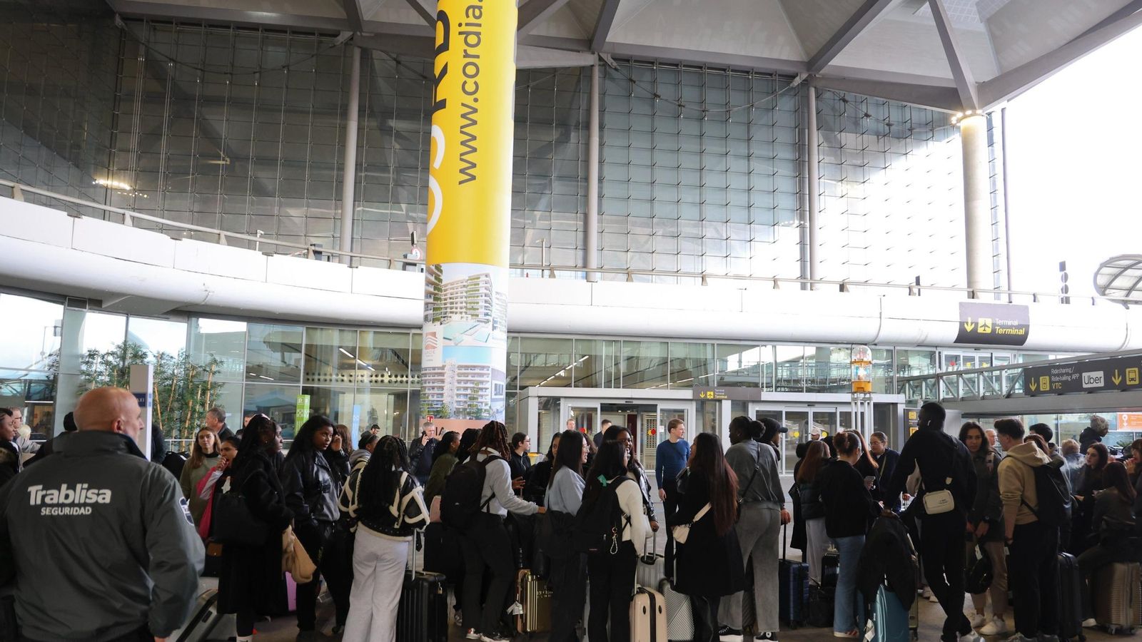 Un grupo de jóvenes en la terminal de llegadas del Aeropuerto de Málaga.