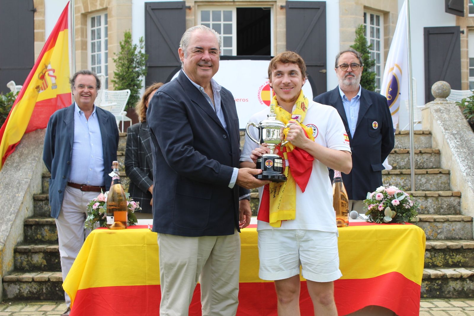 Manuel Álvarez-Sala recibe el trofeo de  manos de Jose Manuel Domecq presidente del Real club de golf Vista Hermosa.