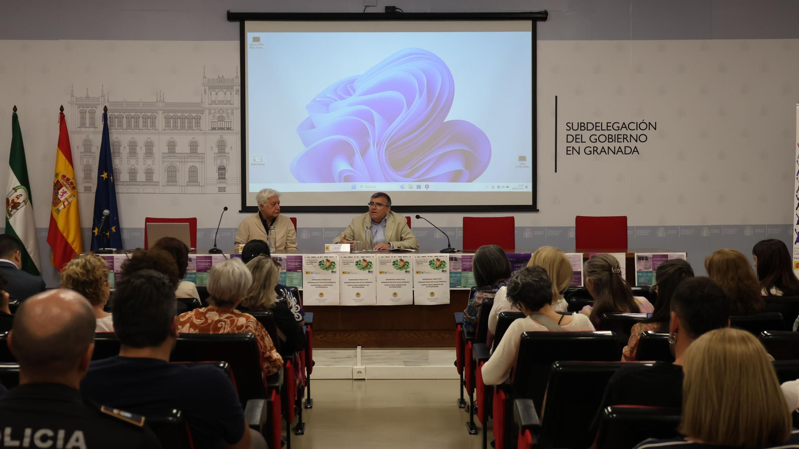 El director, Alberto Gómez Uriol, junto al subdelegado del Gobierno, José Antonio Montilla, durante el coloquio