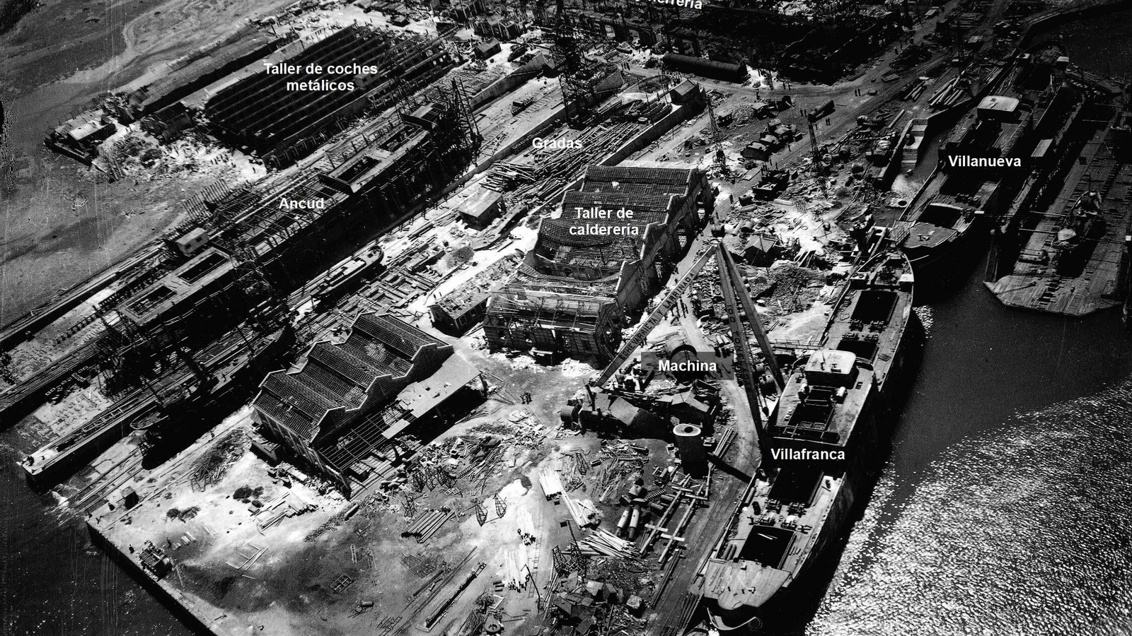 Otra infografía sobre otra imagen aérea que muestra con más detalle cómo quedó la factoría de construcción naval a consecuencia del desastre.