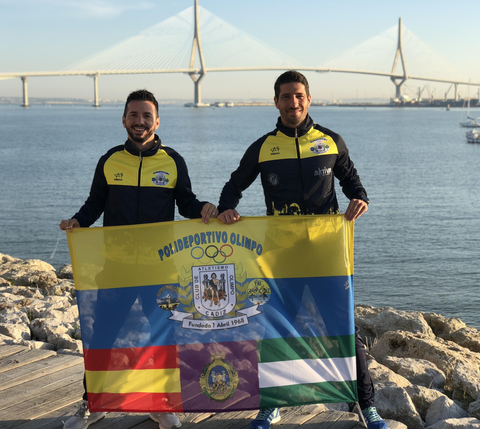 Pietro y Nacho, con la bandera del club para la ocasión antes de viajar.
