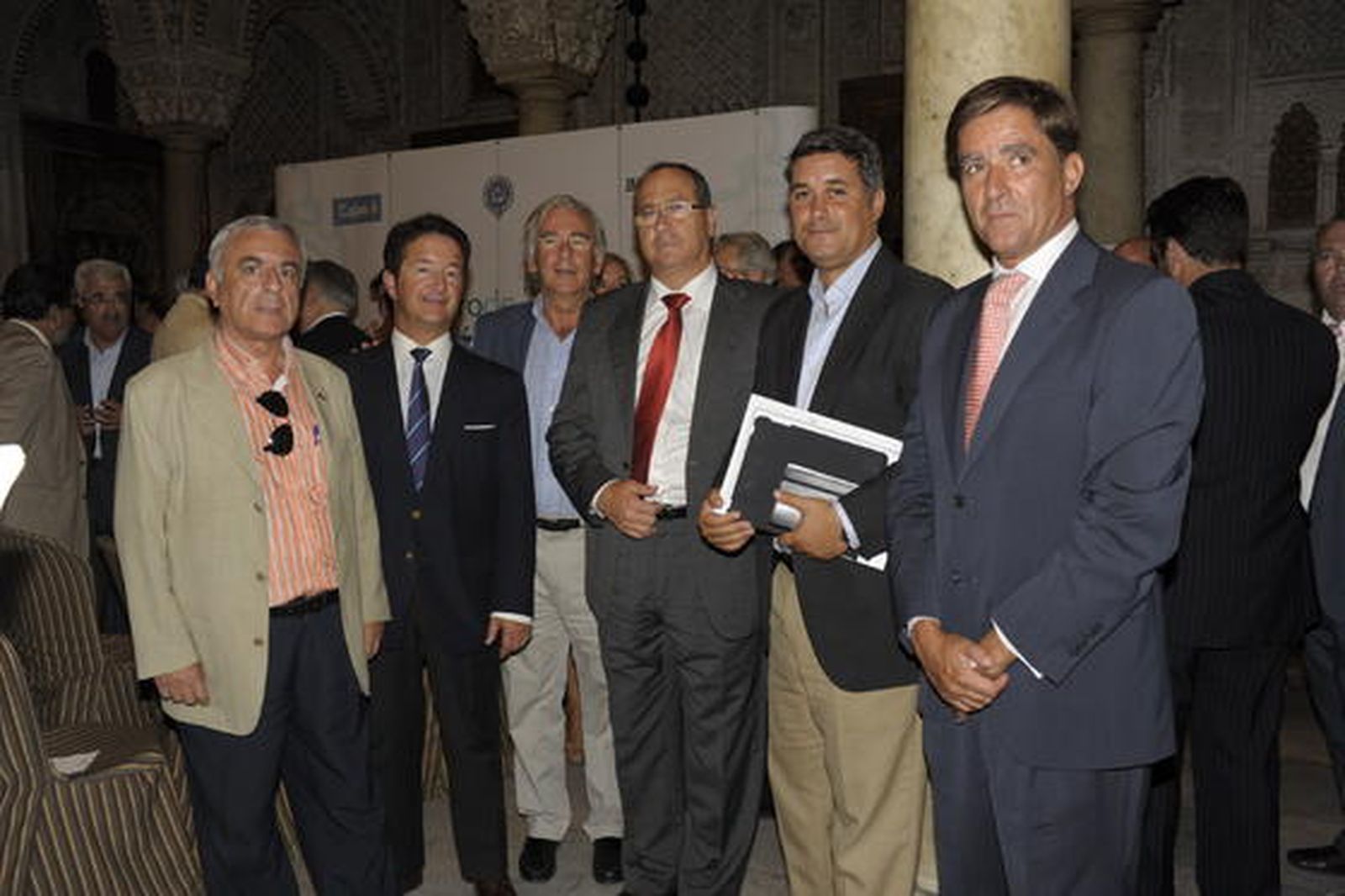 Ángel Galán, Javier López, José Manuel Amores, Emilio Aragón, Ignacio Romaní y Manuel Estrella posan tras la conferencia de Francisco Menacho.

Foto: Joaquin Hernandez Kiki