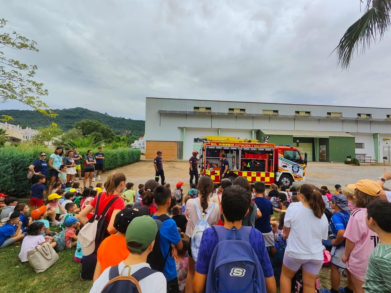 Charla bomberos en el Aula de Verano de Aracena.
