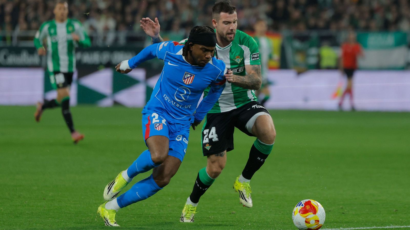 Ruibal presiona al atlético Lookman.