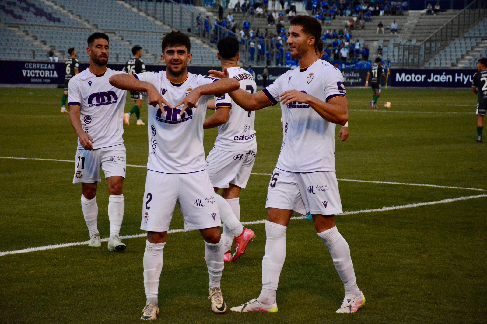 Curro Burgos celebra su tanto junto a Pedro Fernández.