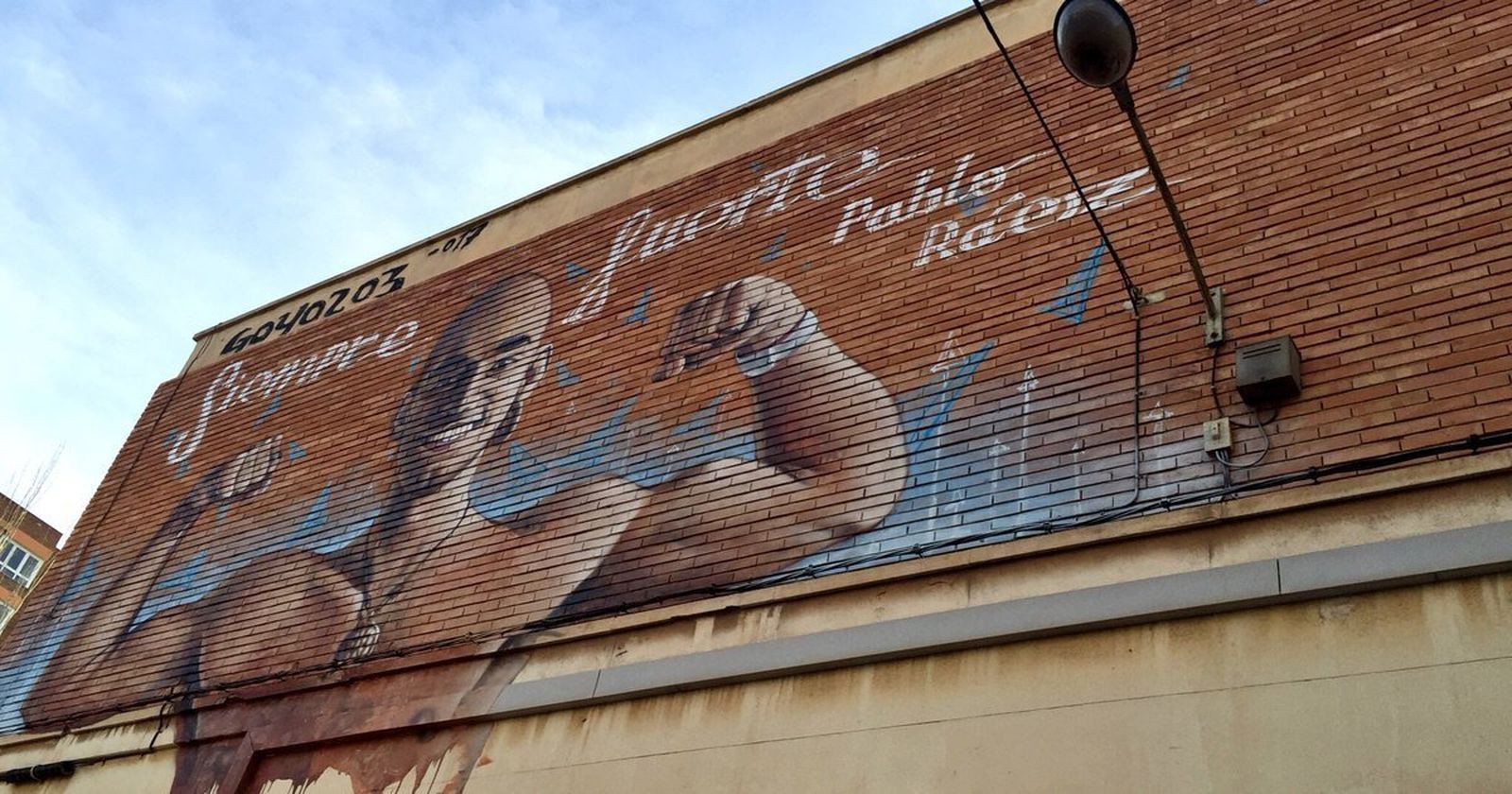 Mural en homenaje a Pablo Ráez en una de las fachadas del instituto Isaac Peral de Cartagena (Murcia).