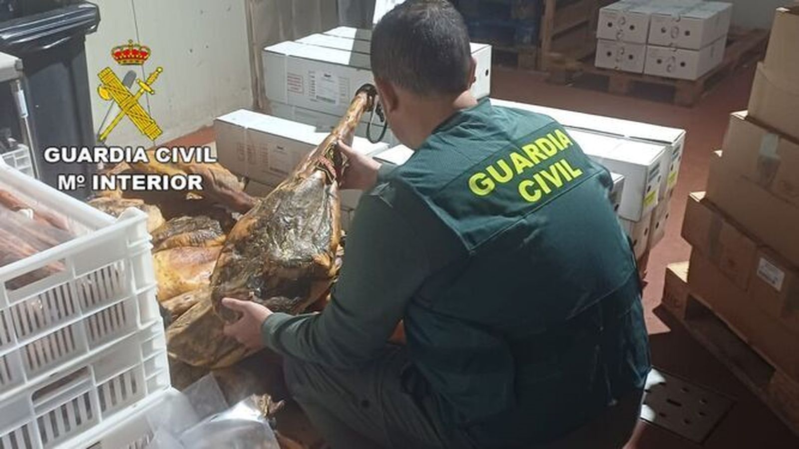 Un guardia civil inspecciones los jamones.