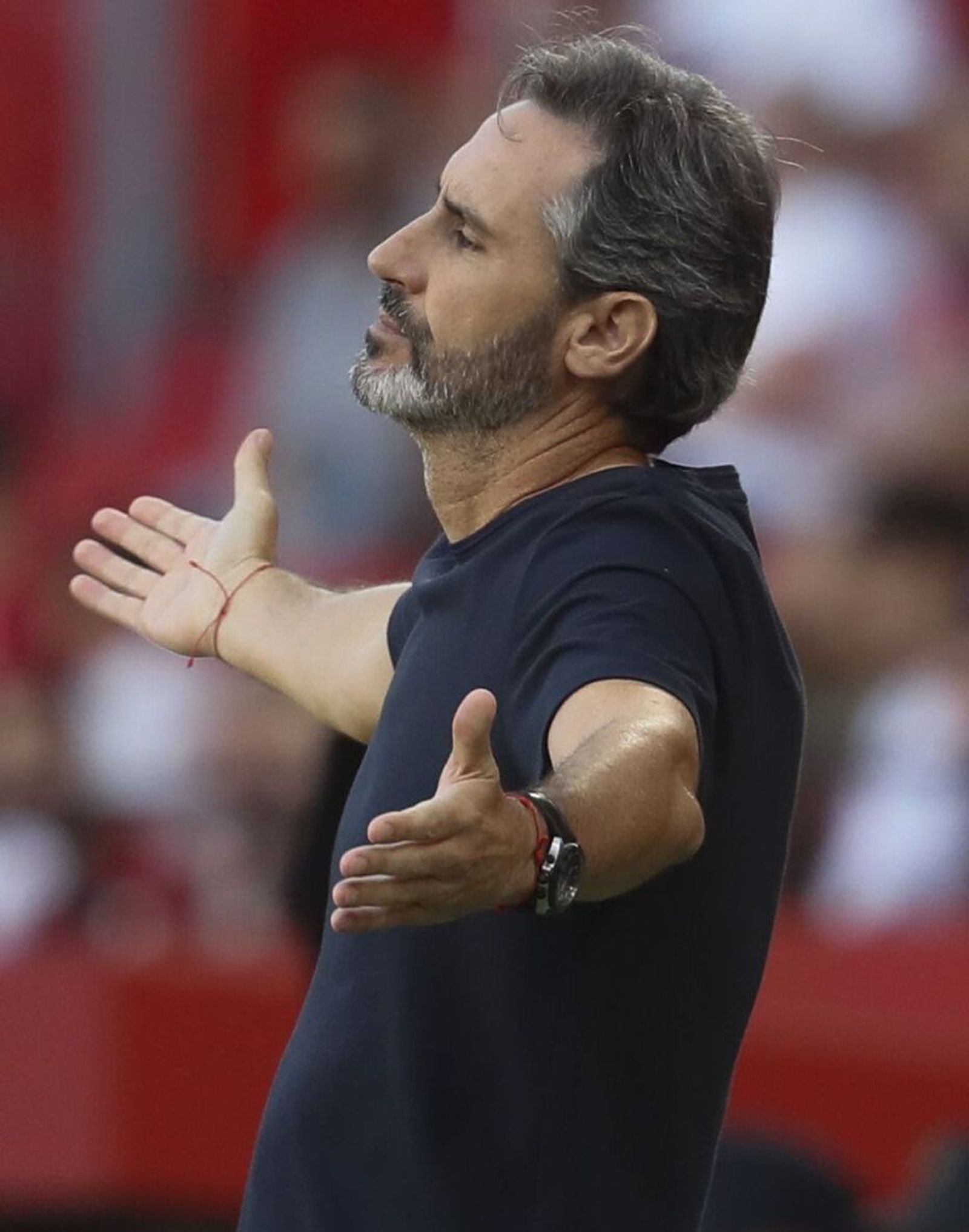 Vicente Moreno se lamenta durante una acción del partido en el Ramón Sánchez-Pizjuán.