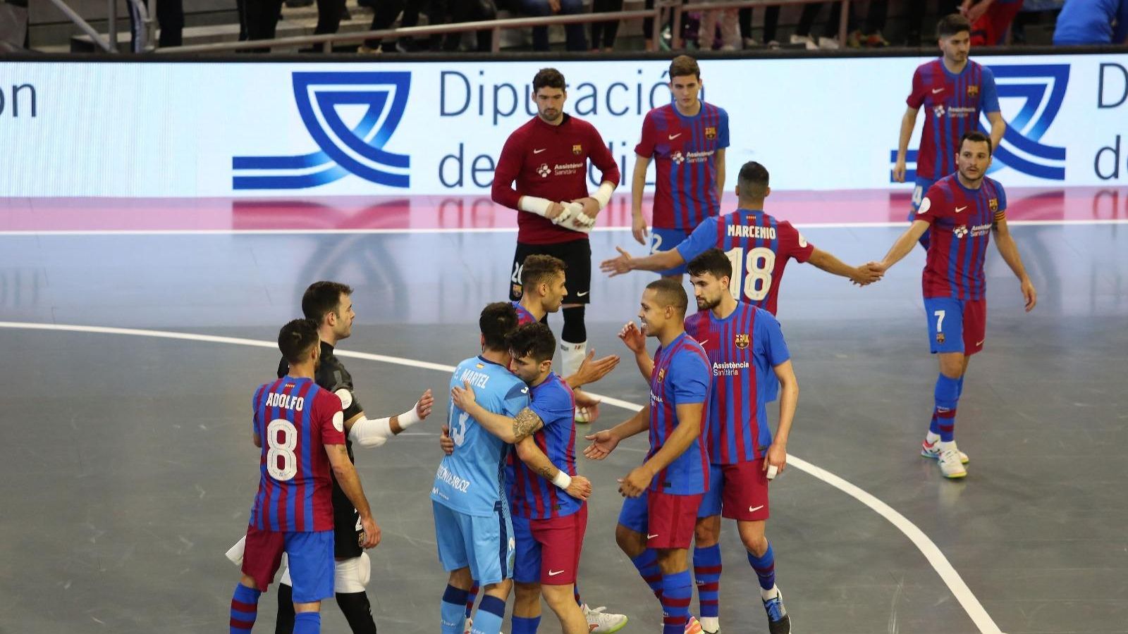 Los azulgrana celebran la victoria al final del partido. Los azulgrana celebran la victoria al final del partido.