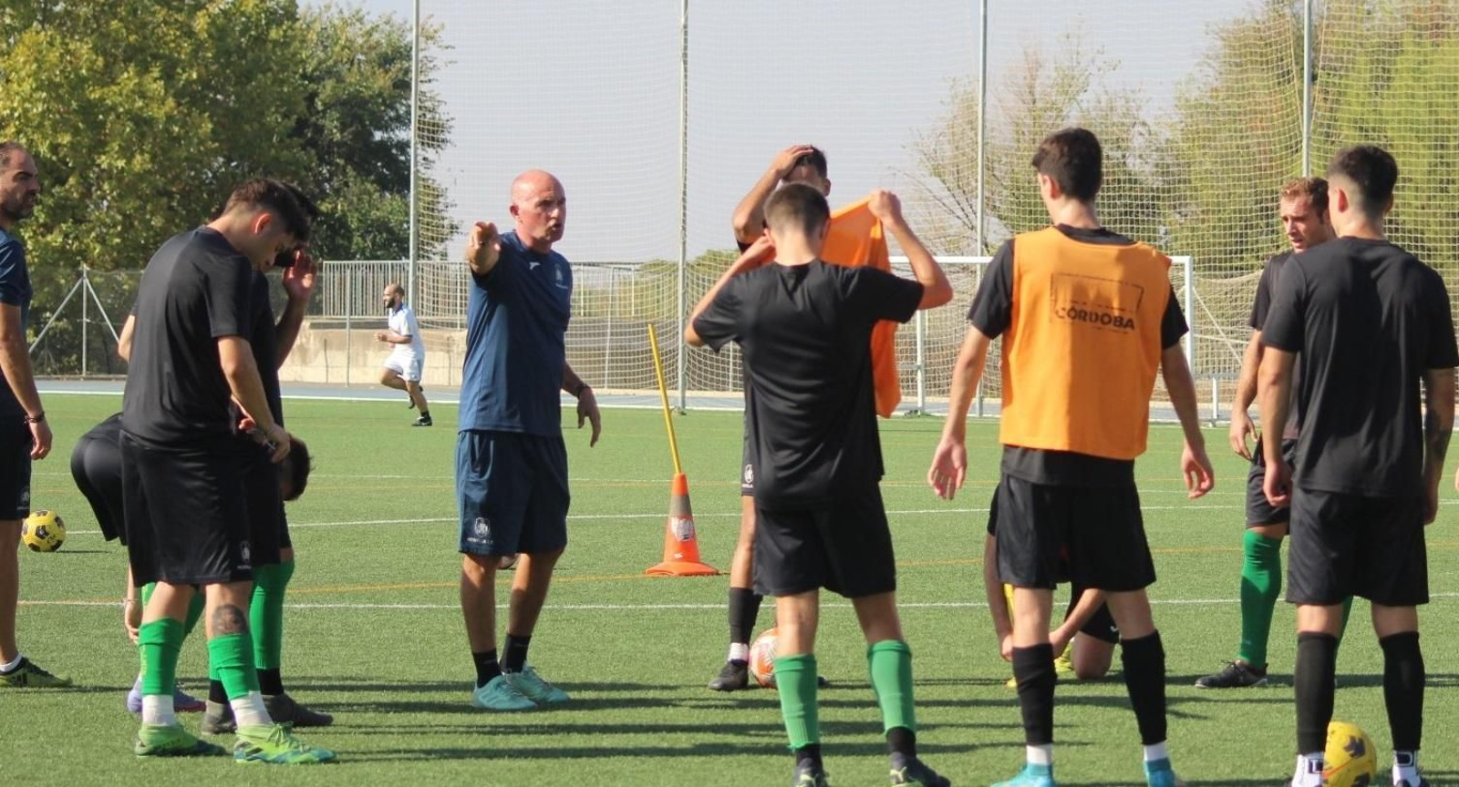 José Ángel Garrido da órdenes a sus jugadores.