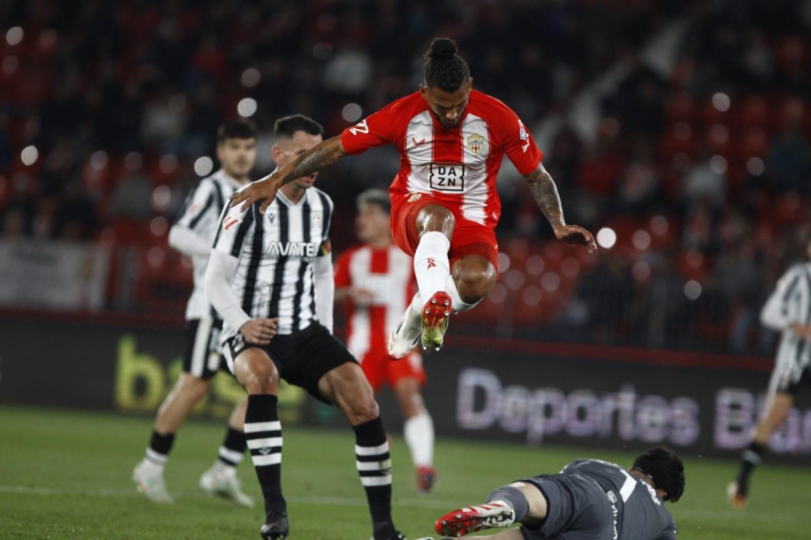 Luis Suárez salva la salida del portero en el duelo ante el Cartagena, última victoria local