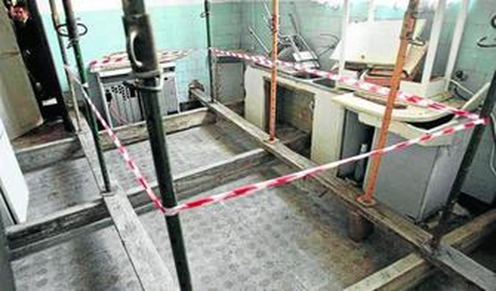 Puntales en una dependencia del interior de la parroquia Castrense.