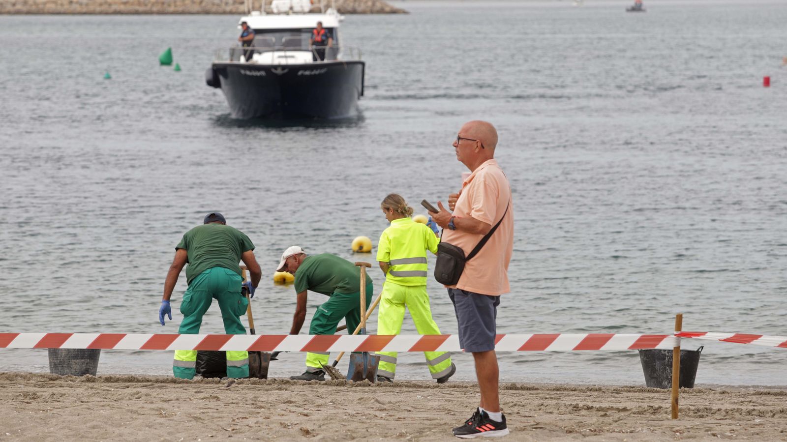 Fotos del buque hundido en Gibraltar y vertido en la playa de Poniente de La Línea