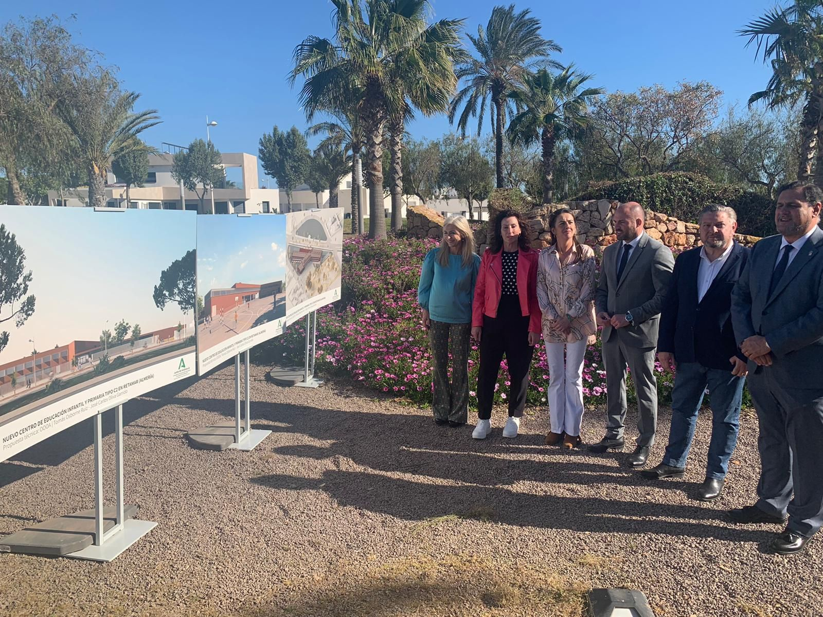 La consejera de Educación visita los terrenos donde se va a construir el nuevo colegio de Retamar junto a la alcaldesa de la ciudad, el delegado territorial de Educación, la delegada del Gobierno de la Junta en Almería y el concejal del ramo en el Ayuntamiento de Almería