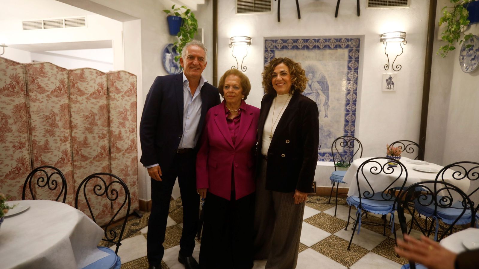 Antonia Arjona entre sus hijos Alberto e Isabel