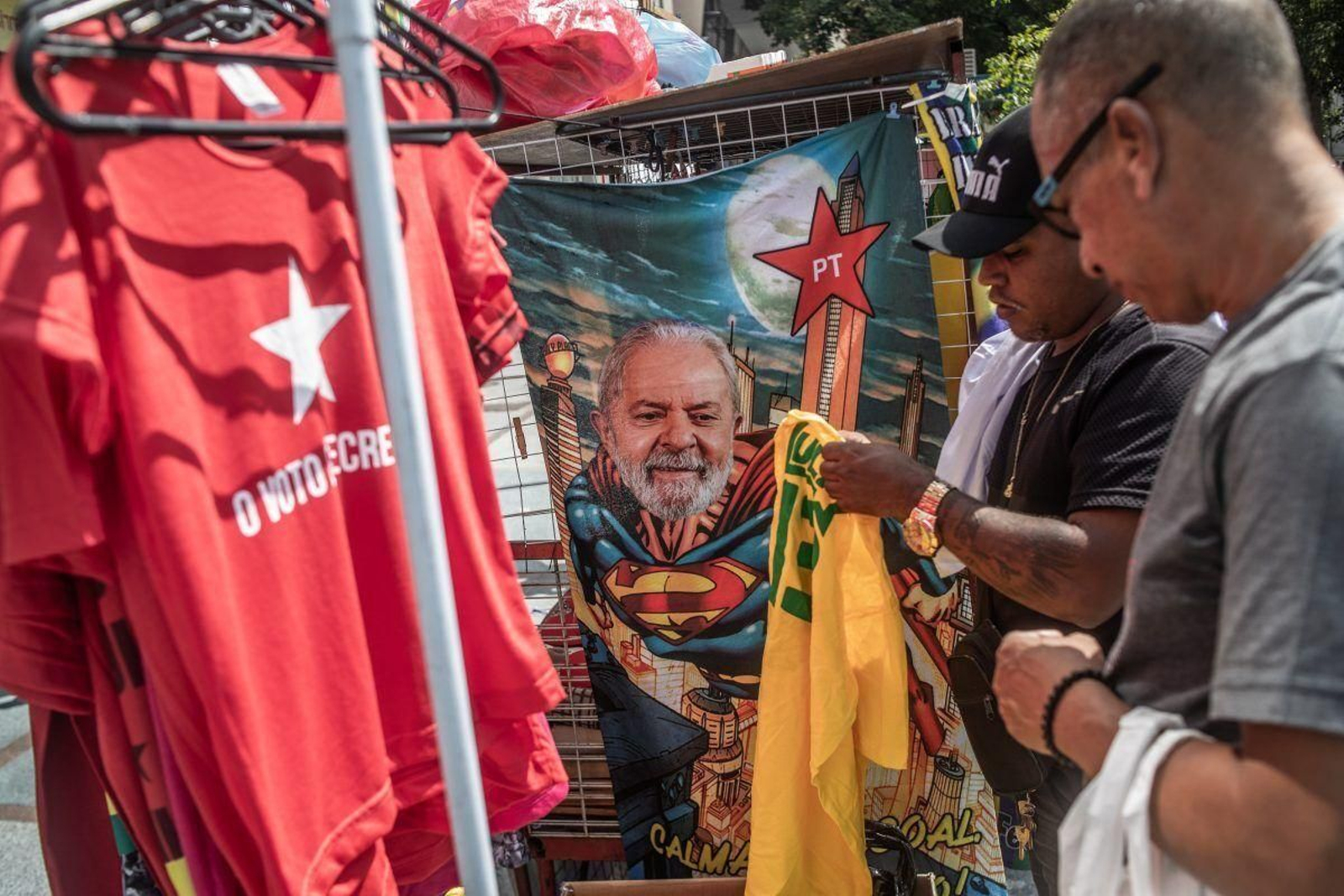 Un hombre compra una camiseta del candidato Lula da Silva.