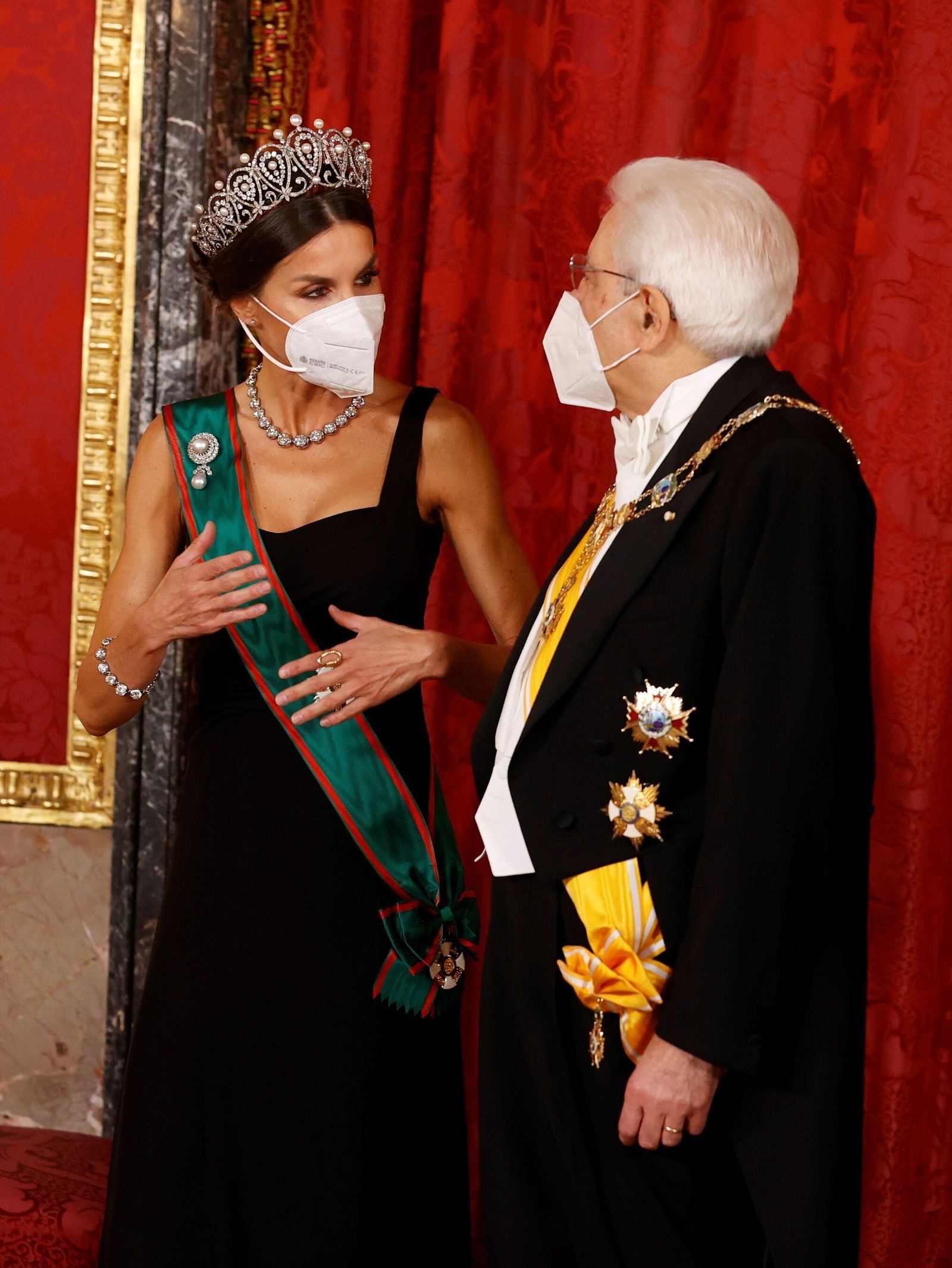 Doña Letizia con  el presidente italiano. La tiara rusa está formada por lágrimas invertidas , que se asemeja a los tocados rusos