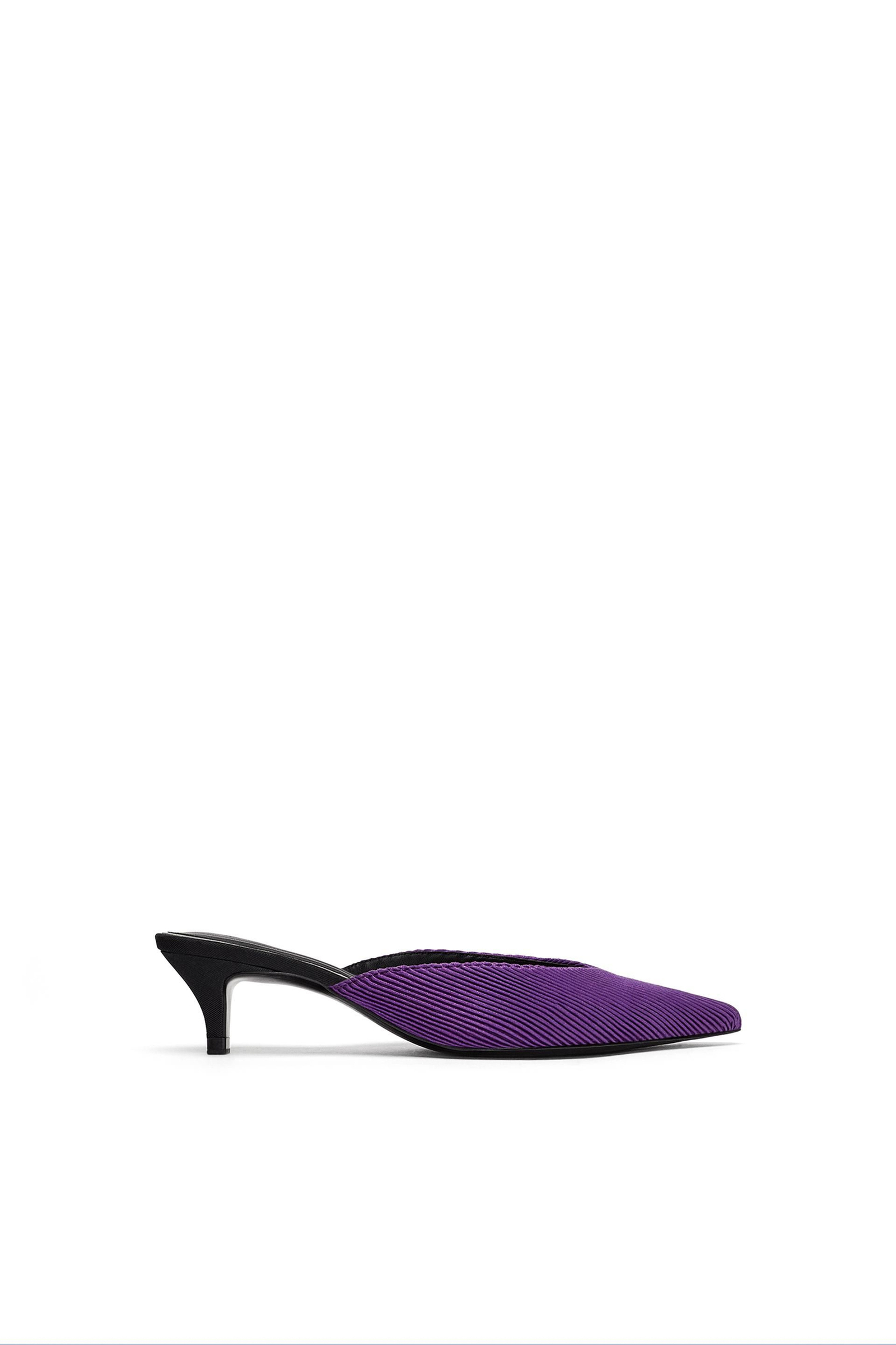 Vuelven los mules: en ultravioleta y con textura. De Zara. Los mejores zapatos de tendencia esta temporada