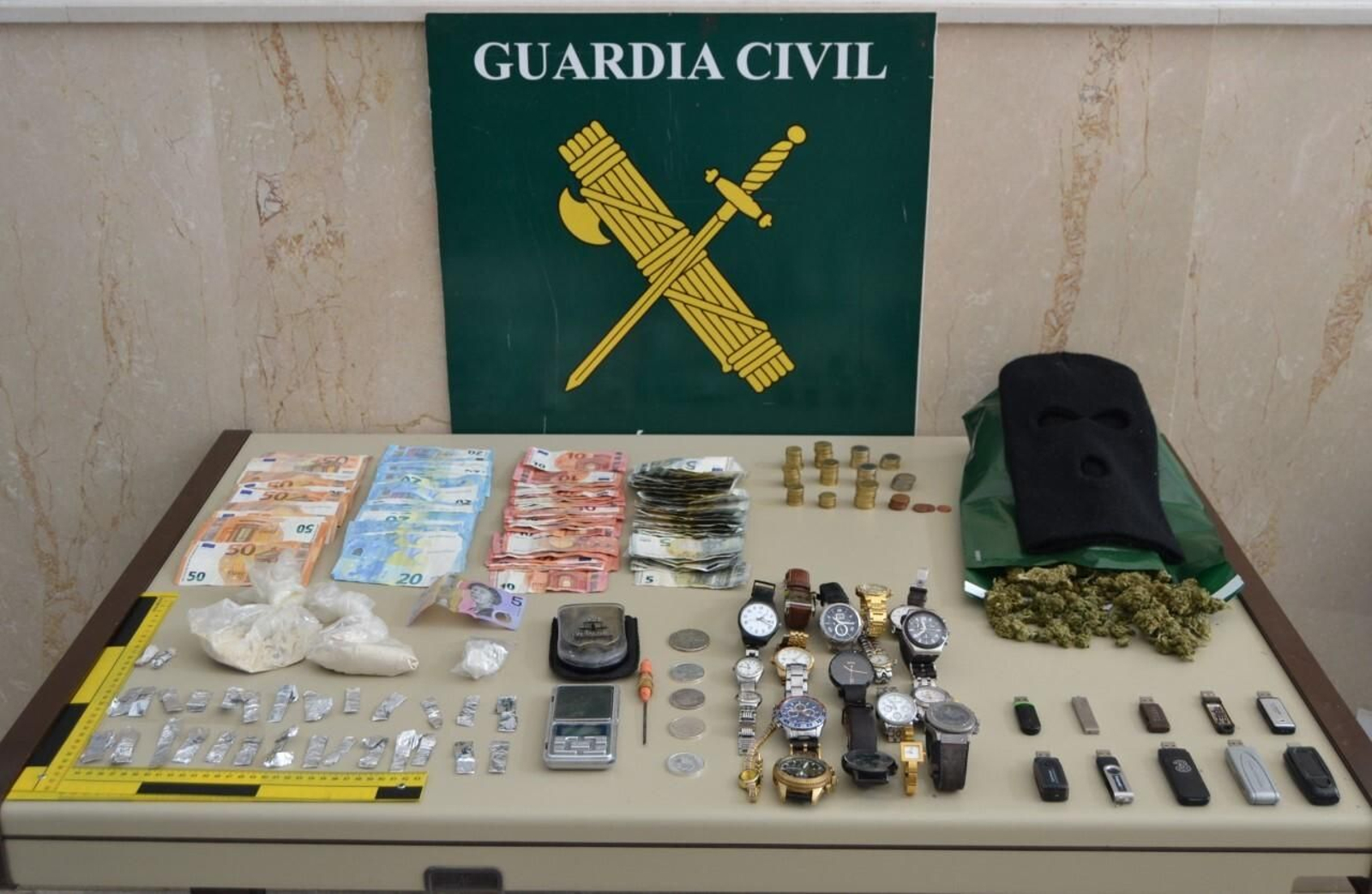 Dinero, objetos y droga intervenidos por la Guardia Civil en Alhaurín el Grande. Dinero, objetos y droga intervenidos por la Guardia Civil en Alhaurín el Grande.