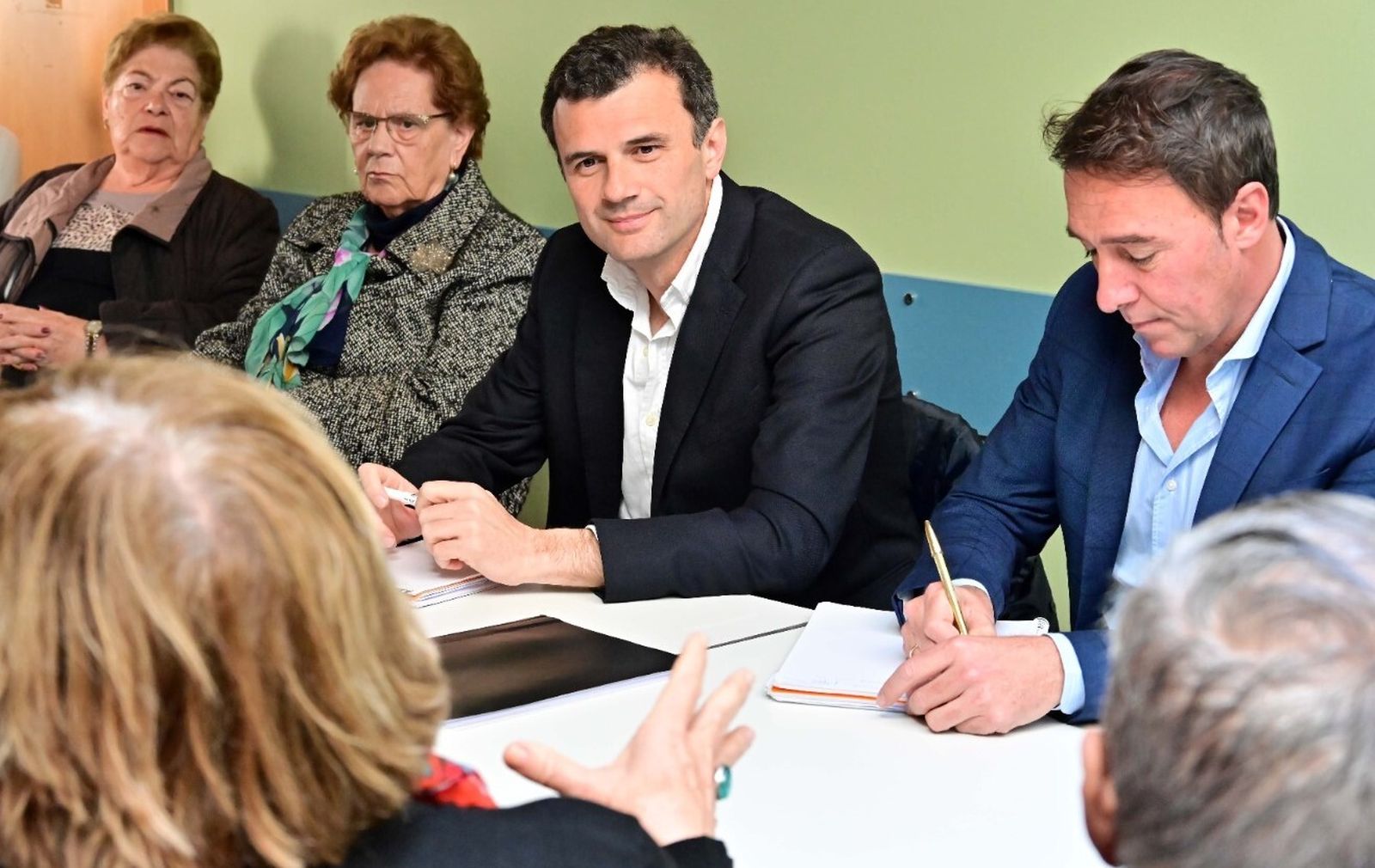 Bruno García y Cossi, durante el encuentro con la asociación de vecinos de Muñoz Arenillas