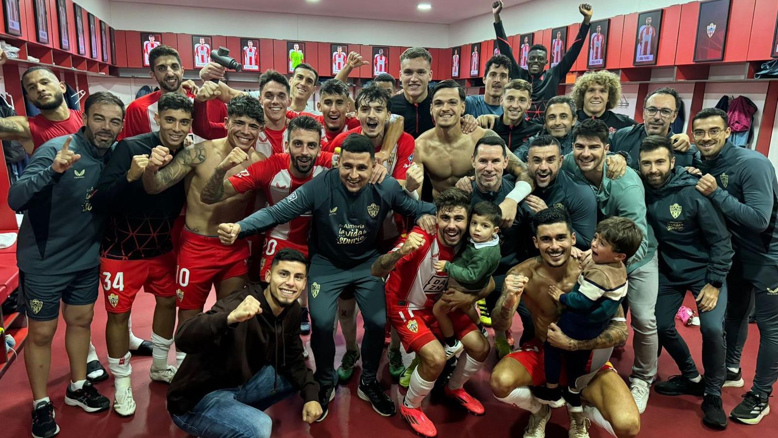 Gui, en el centro entre Centelles y Bruno, celebrando el triunfo en el vestuario