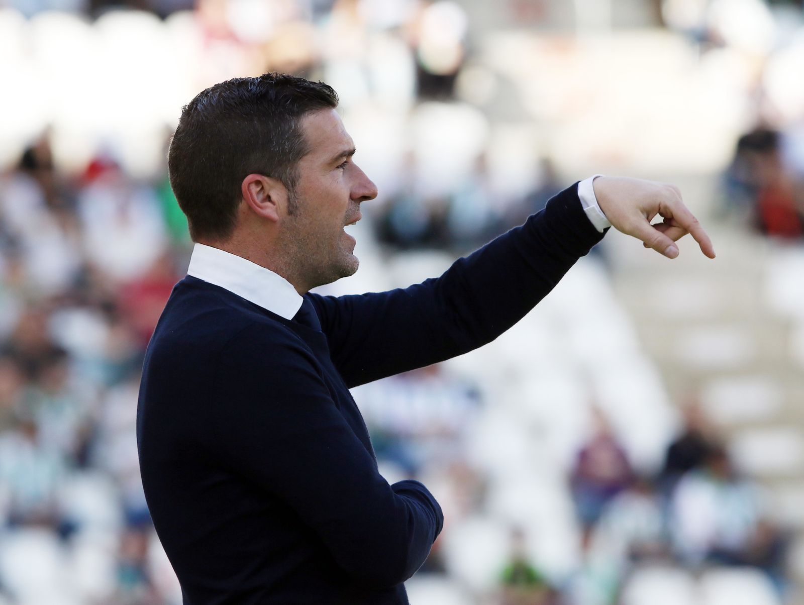 Luis Carrión da instrucciones a sus jugadores en la zona técnica de El Arcángel.