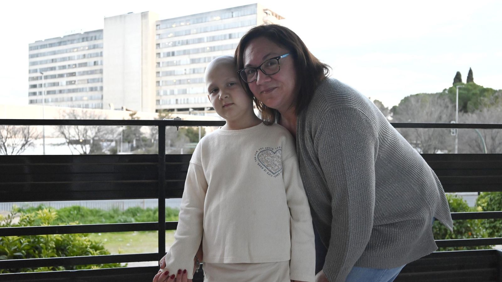 Diana junto a su madre en el balcón de su actual residencia en Córdoba.