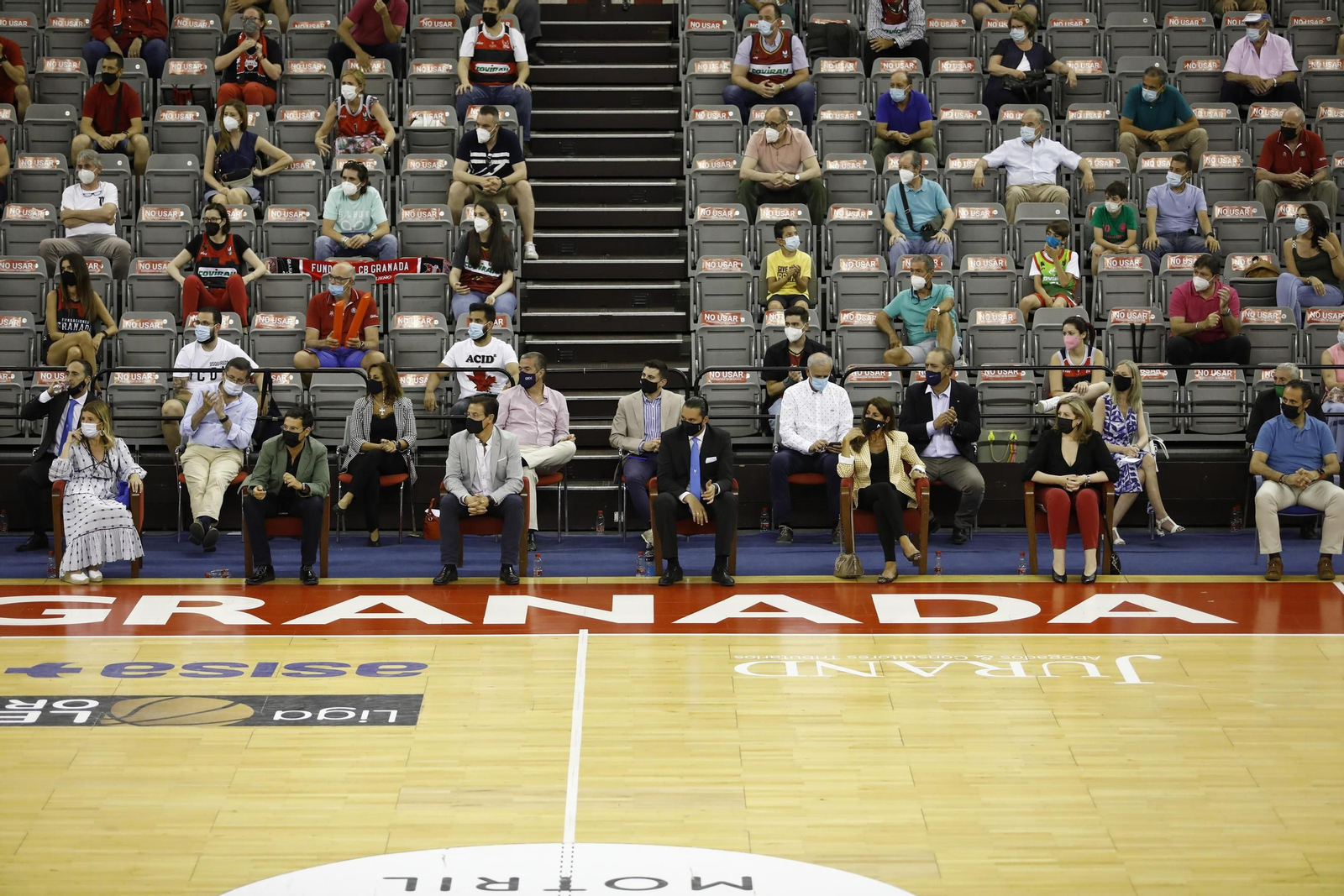 Concejales del Ayuntamiento de Granada y el alcalde, Luis Salvador, en el centro, junto al presidente del club, en el partido del sábado en el Palacio.