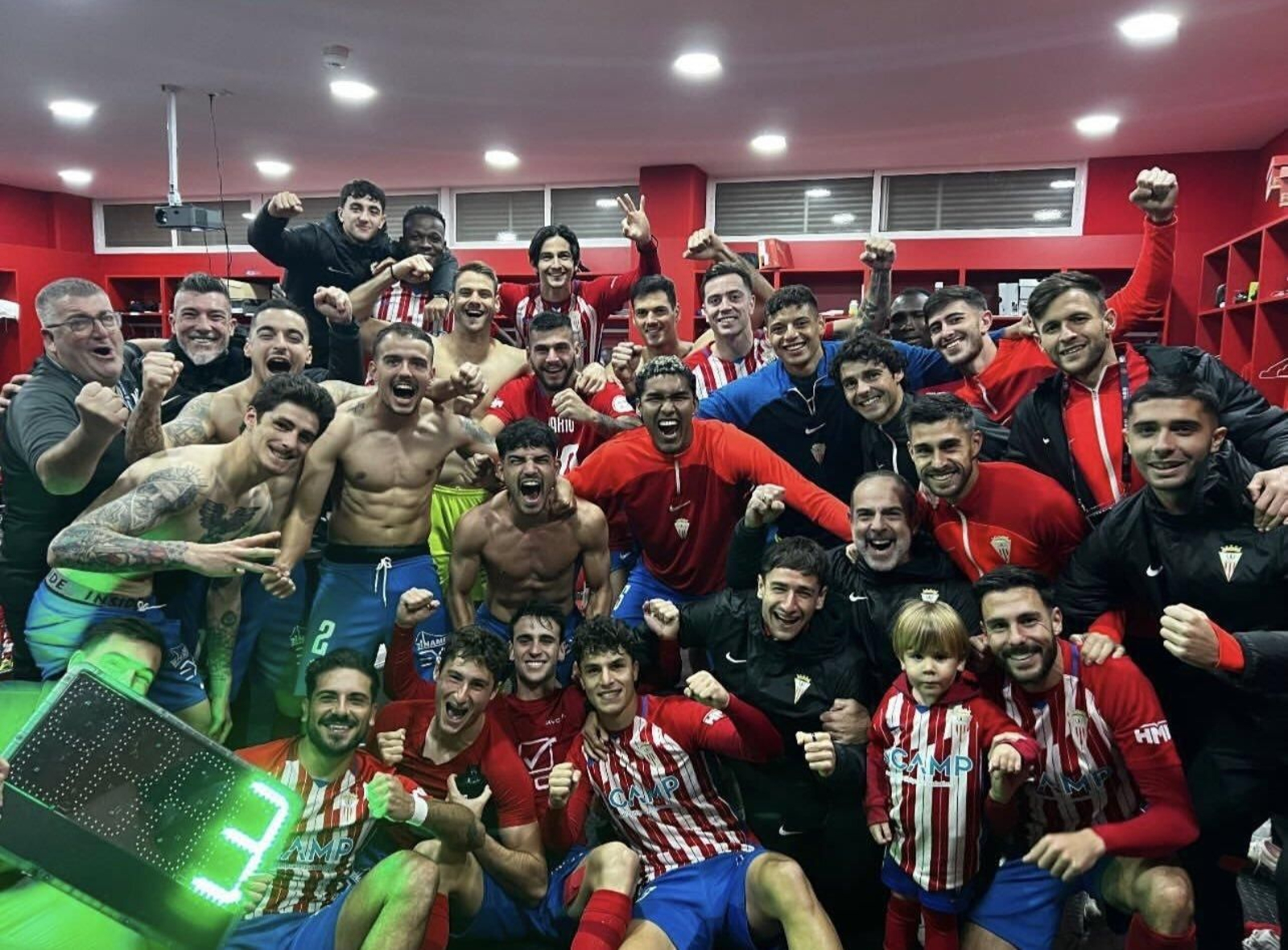 Celebración del Algeciras en el vestuario de su última victoria.