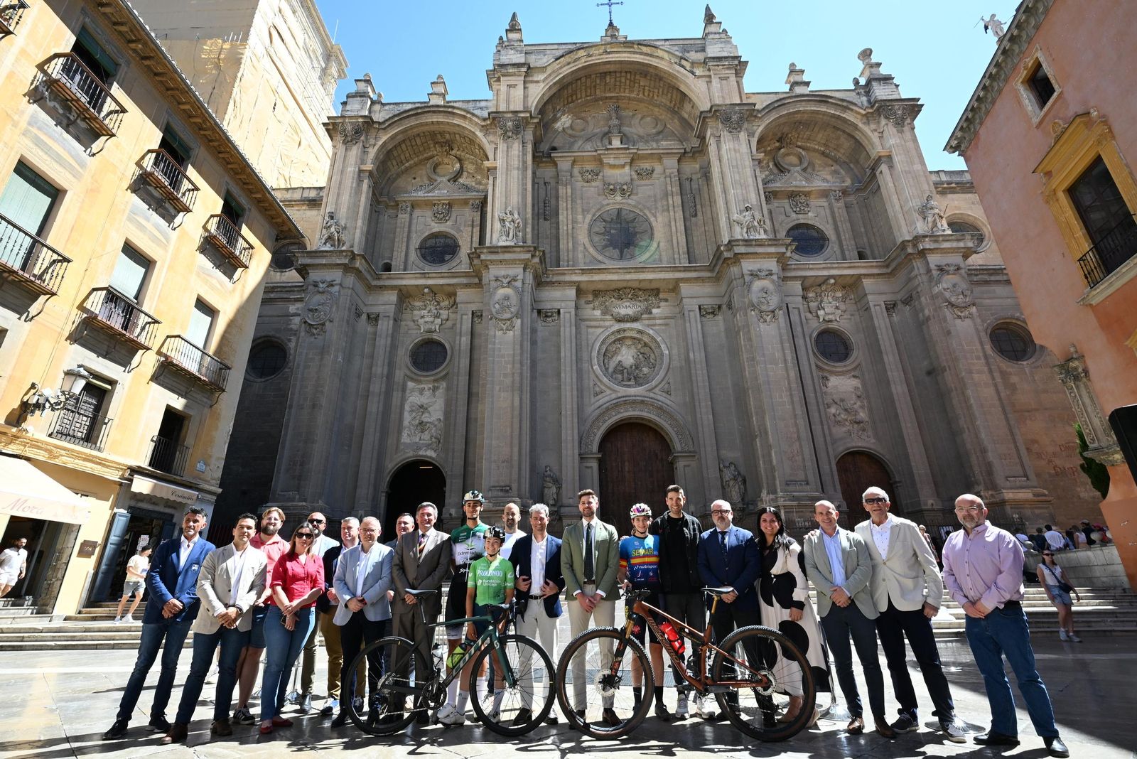 Representantes y organizadores junto a la Catedral de Granada.