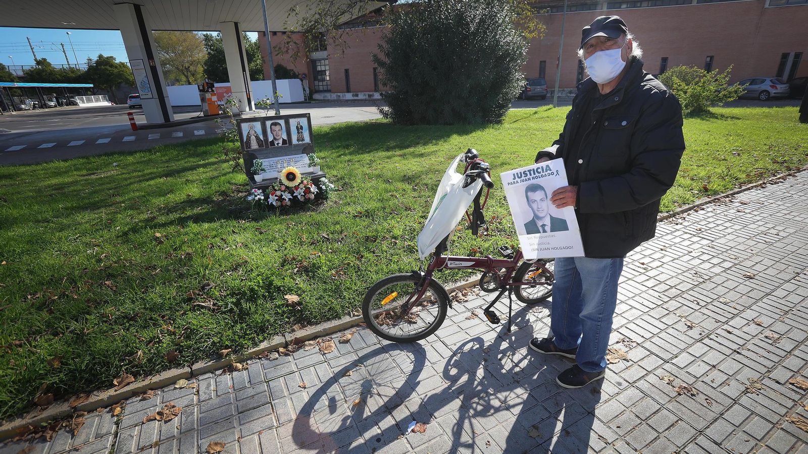 Francisco Holgado, ante la gasolinera donde mataron a su hijo Juan. Francisco Holgado, ante la gasolinera donde mataron a su hijo Juan.
