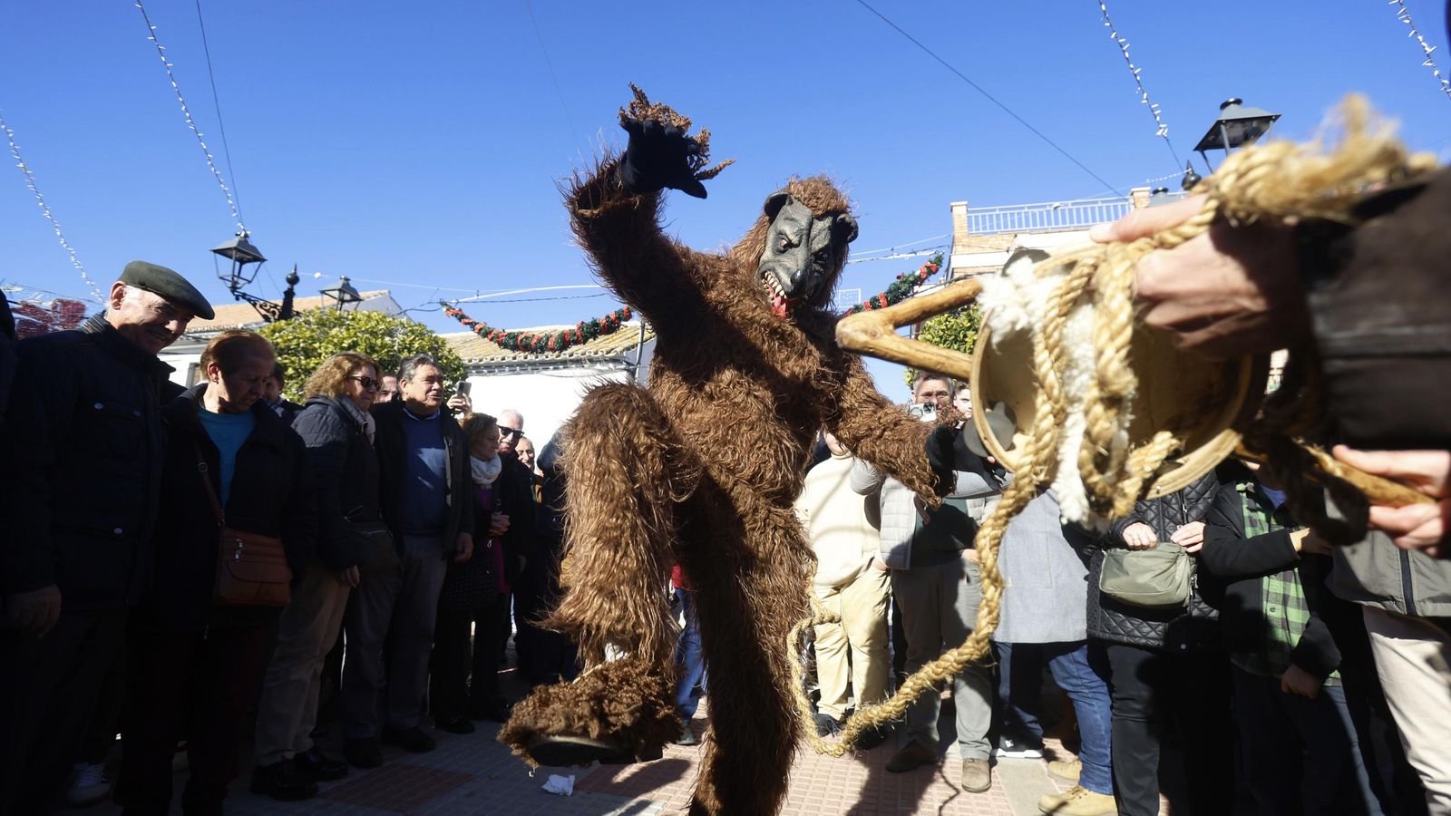Las espectaculares imágenes de la Danza de los Locos y el Baile del Oso de Fuente Carreteros