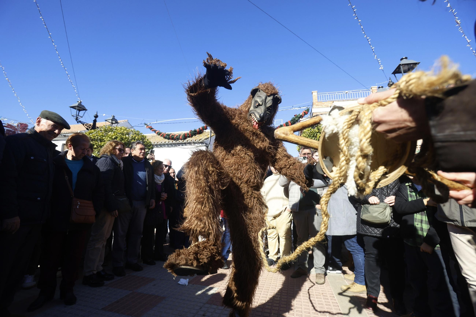 Las espectaculares imágenes de la Danza de los Locos y el Baile del Oso de Fuente Carreteros