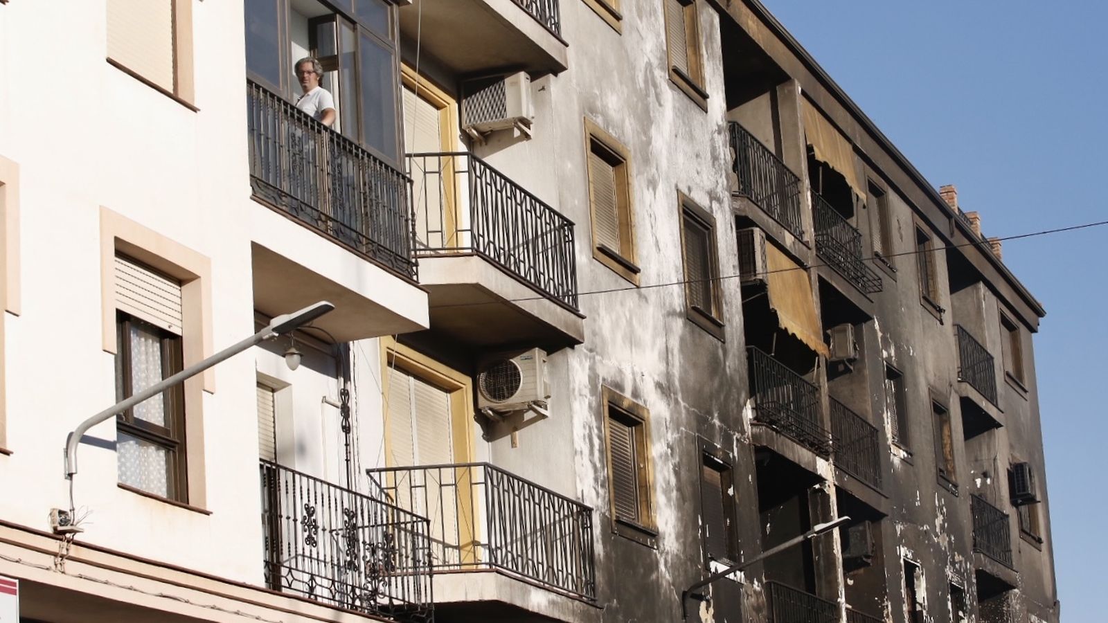 Vecinos de edificios colindantes han podido entrar a recoger objetos personales.